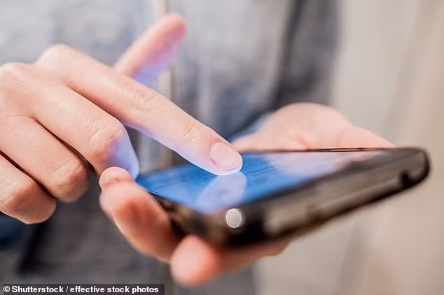 Điện thoại di động bẩn gấp 7 lần bồn cầu vệ sinh