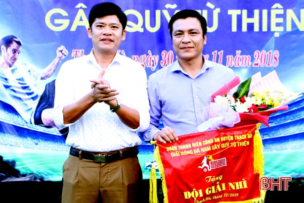 Giải Bóng đá Đoàn TN Công an Thạch Hà quyên góp 120 triệu làm từ thiện