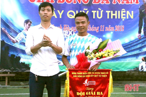 Giải Bóng đá Đoàn TN Công an Thạch Hà quyên góp 120 triệu làm từ thiện