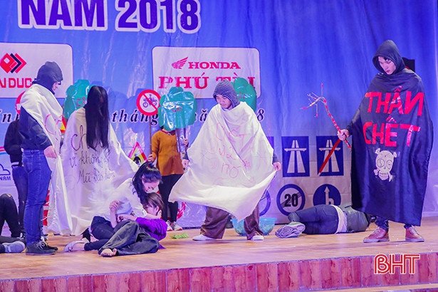Sinh viên Trường Đại học Hà Tĩnh với an toàn giao thông