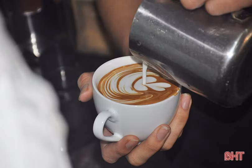 Ngắm những tách cà phê đẹp đến mức... không ai nỡ uống ở Hà Tĩnh!