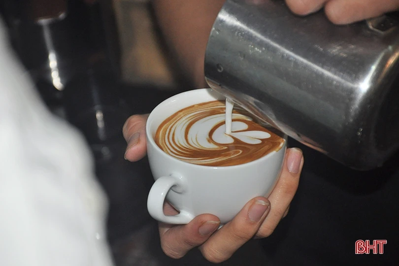 Ngắm những tách cà phê đẹp đến mức... không ai nỡ uống ở Hà Tĩnh!
