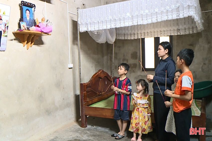 5 mẹ con chị Linh trong căn nhà đơn sơ tại thôn Xuân Tây, xã Hộ Độ, thành phố Hà Tĩnh. bqbht_br_thiet-ke-chua-co-ten-16.jpg
