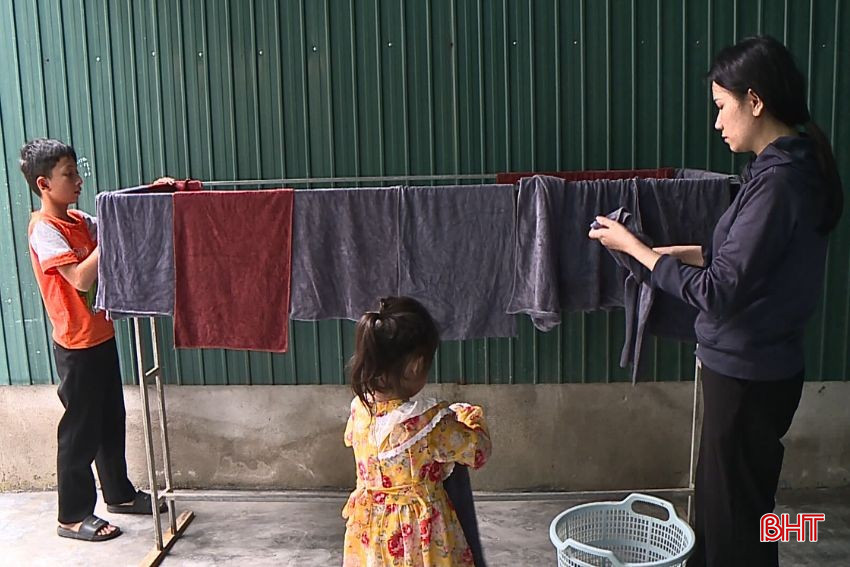 4 anh chị em Khôi ngoan ngoãn, thường xuyên giúp đỡ mẹ việc nhà. bqbht_br_thiet-ke-chua-co-ten-20.jpg