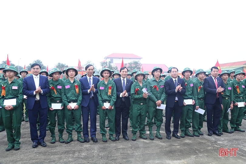 Phó Bí thư Thường trực Tỉnh ủy Hà Tĩnh Hoàng Trung Dũng dự lễ giao quân tại Lộc Hà