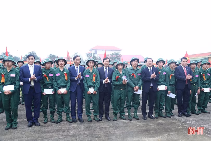 Phó Bí thư Thường trực Tỉnh ủy Hà Tĩnh Hoàng Trung Dũng dự lễ giao quân tại Lộc Hà