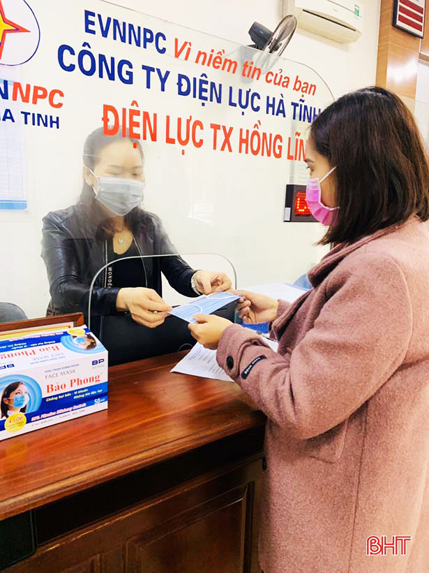 EVN Hà Tĩnh phát khẩu trang, nước rửa tay sát khuẩn cho khách hàng