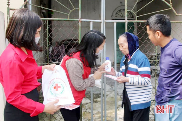 Hội Chữ thập đỏ Hà Tĩnh tặng nước rửa tay diệt khuẩn và tuyên truyền phòng, chống dịch Covid-19