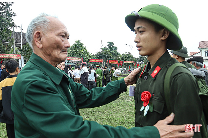 1.150 thanh niên Hà Tĩnh náo nức lên đường nhập ngũ