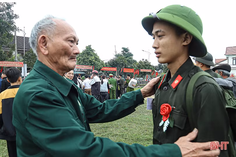 1.150 thanh niên Hà Tĩnh náo nức lên đường nhập ngũ