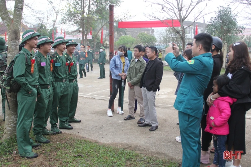 Chủ tịch UBND tỉnh tin tưởng tân binh Hà Tĩnh rèn luyện, phấn đấu, xứng đáng với truyền thống quê hương