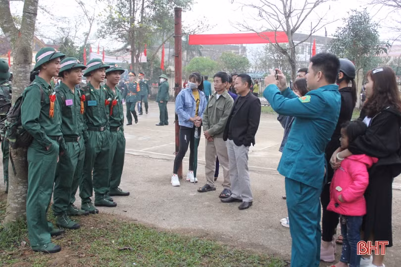 Chủ tịch UBND tỉnh tin tưởng tân binh Hà Tĩnh rèn luyện, phấn đấu, xứng đáng với truyền thống quê hương