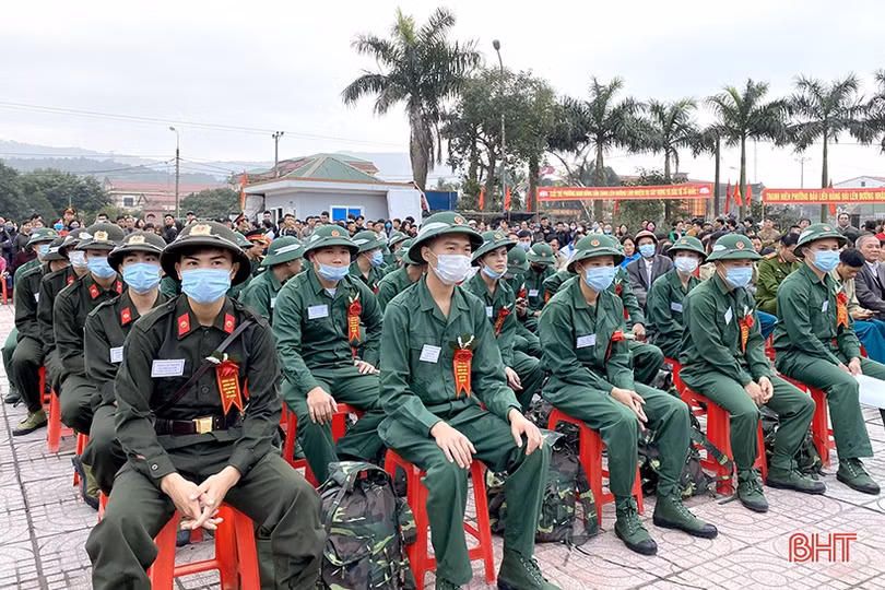 Lãnh đạo Hà Tĩnh chung vui ngày hội tòng quân với tân binh