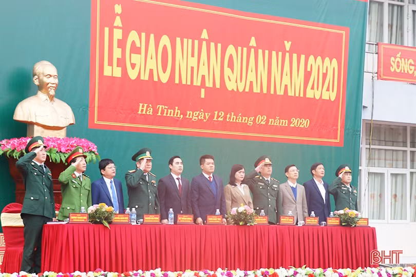 Lãnh đạo Hà Tĩnh chung vui ngày hội tòng quân với tân binh