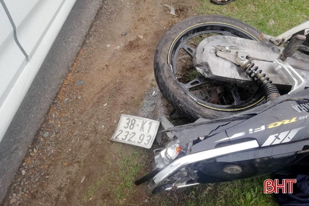 Va chạm với ôtô 4 chỗ, một giáo viên mầm non ở huyện Kỳ Anh tử vong