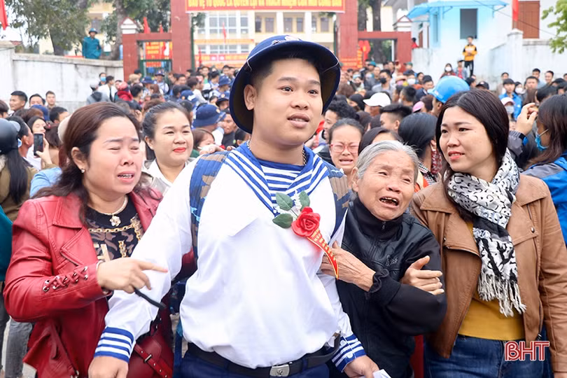 1.150 thanh niên Hà Tĩnh náo nức lên đường nhập ngũ