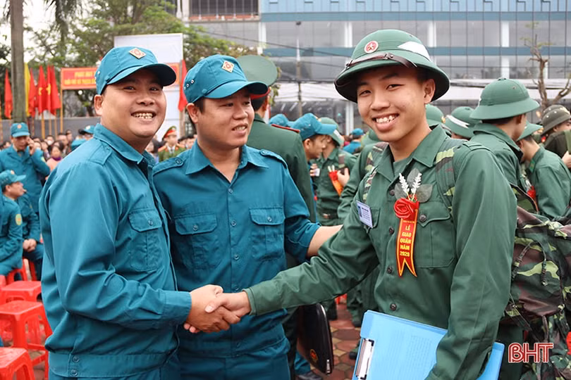 Lãnh đạo Hà Tĩnh chung vui ngày hội tòng quân với tân binh