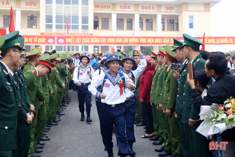 1.150 thanh niên Hà Tĩnh náo nức lên đường nhập ngũ