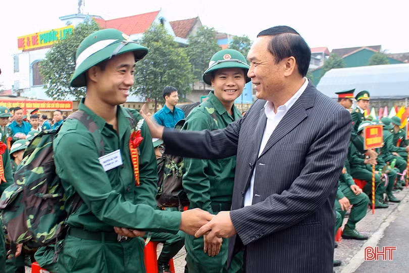 Lãnh đạo Hà Tĩnh chung vui ngày hội tòng quân với tân binh