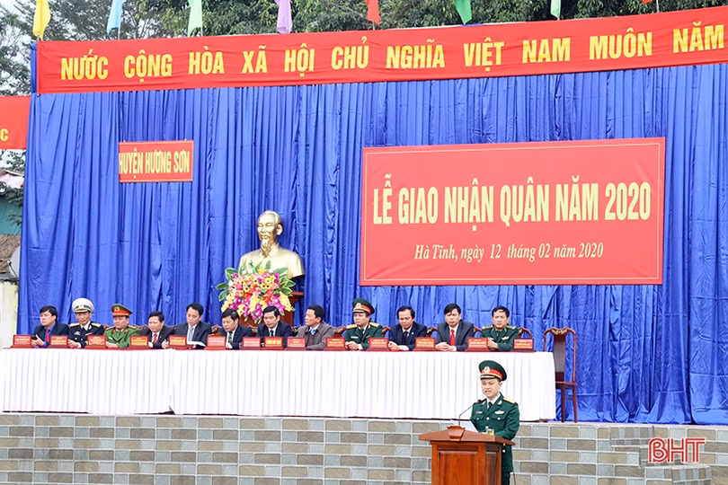 Lãnh đạo Hà Tĩnh chung vui ngày hội tòng quân với tân binh