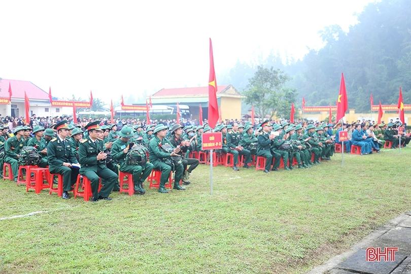 Phó Bí thư Thường trực Tỉnh ủy Hà Tĩnh Hoàng Trung Dũng dự lễ giao quân tại Lộc Hà