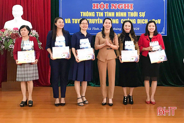 Phụ nữ Hà Tĩnh học cách phòng chống dịch Covid-19