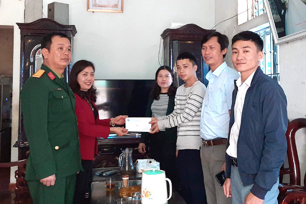 1.268 suất quà của các cấp hội phụ nữ đến với tân binh Hà Tĩnh