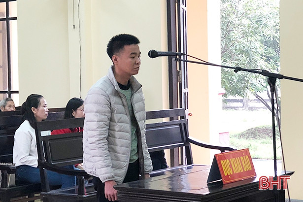 Đốt cháy dây cao su rồi nhỏ vào người hàng xóm, được... 30 tháng tù giam 