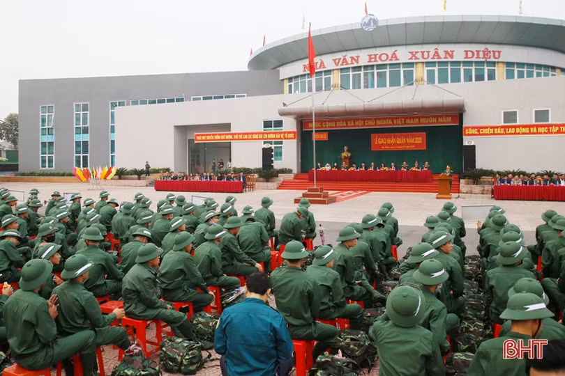 Lãnh đạo Hà Tĩnh chung vui ngày hội tòng quân với tân binh