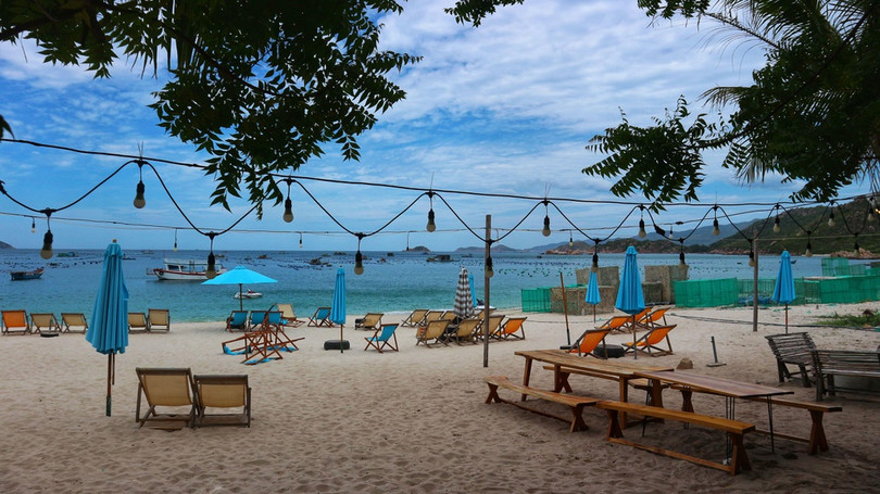 Bình Lập (Khánh Hòa): Thuộc vùng biển Cam Ranh, tỉnh Khánh Hòa, đảo Bình Lập là một trong Tứ Bình (gồm Bình Lập, Bình Hưng, Bình Tiên, Bình Ba) nổi tiếng đất miền Trung. Có vẻ “lép vế” hơn so với Bình Ba hay Bình Hưng, Bình Lập không quá đông du khách tới tham quan, nghỉ dưỡng. Chính vì vậy, bán đảo nhỏ xinh vẫn giữ nguyên nét hoang sơ, tự nhiên vốn có. Đánh rơi nhịp tim ở Ninh Thuận trên cung đường ven biển miền Trung