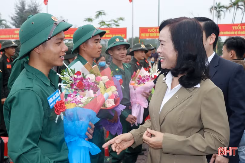 Lãnh đạo Hà Tĩnh chung vui ngày hội tòng quân với tân binh