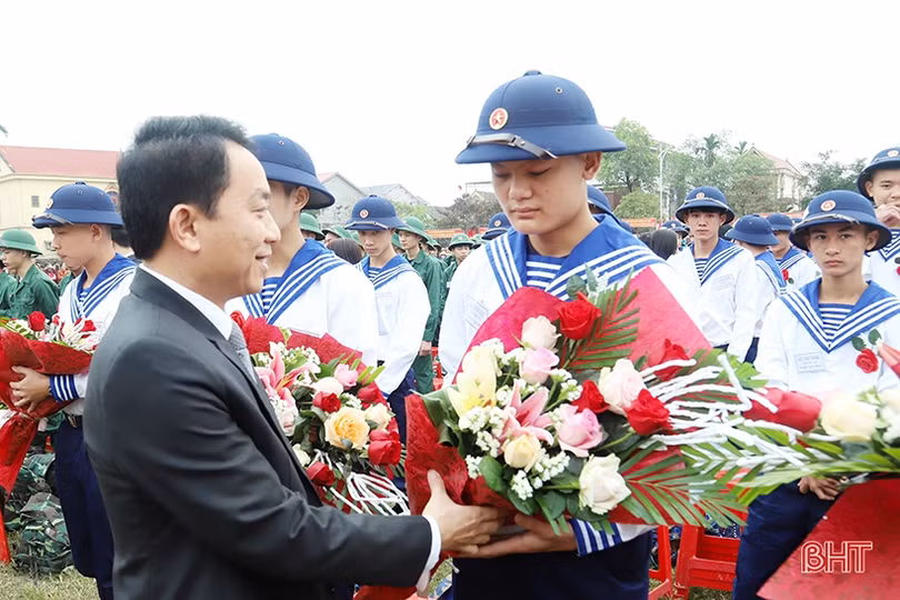 Lãnh đạo Hà Tĩnh chung vui ngày hội tòng quân với tân binh