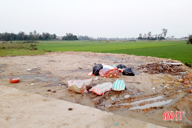 Tiếp thu phản ánh của Báo Hà Tĩnh, xã Xuân Giang tổ chức thu dọn, di dời bãi rác