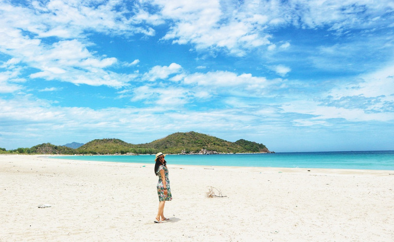 Bình Tiên: Cách Bình Lập khoảng 10 km, bãi biển Bình Tiên được ví như viên ngọc ấn giấu của du lịch Ninh Thuận. Đến đây, bạn không nên bỏ lỡ trải nghiệm cắm trại, tắm biển cùng bạn bè. Do địa hình bao bọc xung quanh bởi rừng thông xanh rì rào và những dãy núi đá vôi nên sóng biển ở đây êm dịu, yên bình. Bãi biển còn hoang sơ, dịch vụ chưa phát triển, bạn nên chuẩn bị trước đồ ăn nhẹ, nước uống, lều bạt... Bờ cát trải dài chỉ có nhóm chúng tôi và vài gia đình khác cắm trại cuối tuần. Đánh rơi nhịp tim ở Ninh Thuận trên cung đường ven biển miền Trung