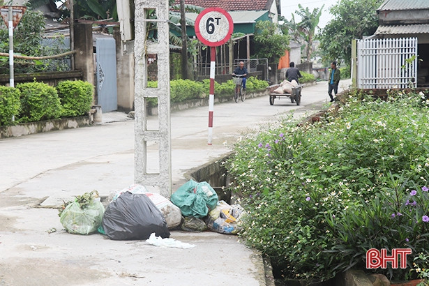 Rác chất thành “núi”, bừa bãi khắp các tuyến đường ở Thạch Liên