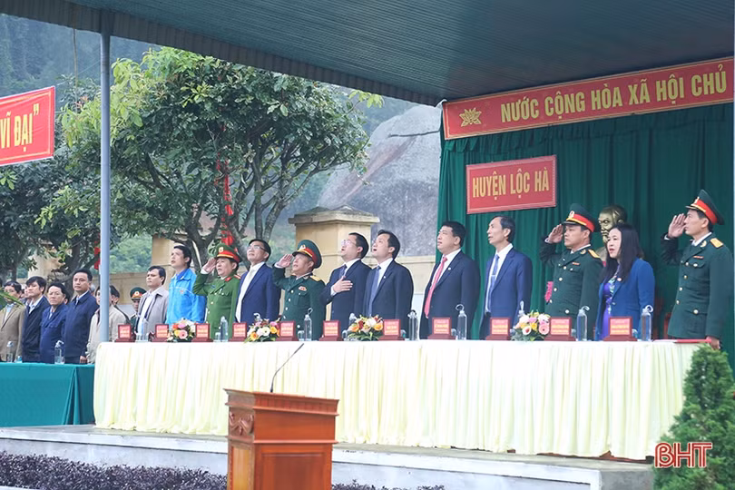 Phó Bí thư Thường trực Tỉnh ủy Hà Tĩnh Hoàng Trung Dũng dự lễ giao quân tại Lộc Hà
