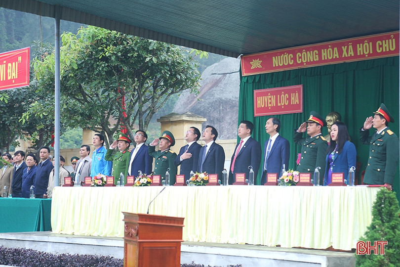 Phó Bí thư Thường trực Tỉnh ủy Hà Tĩnh Hoàng Trung Dũng dự lễ giao quân tại Lộc Hà