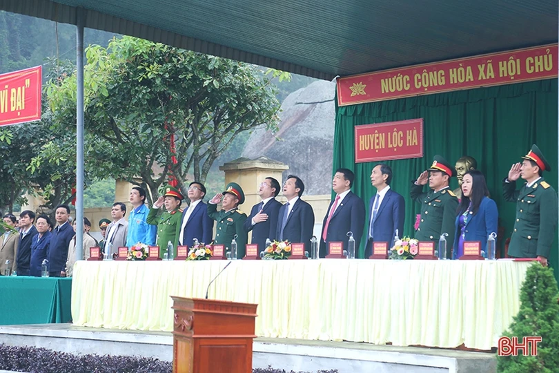 Phó Bí thư Thường trực Tỉnh ủy Hà Tĩnh Hoàng Trung Dũng dự lễ giao quân tại Lộc Hà