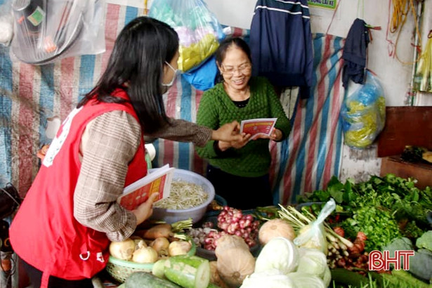 Hội Chữ thập đỏ Hà Tĩnh tặng nước rửa tay diệt khuẩn và tuyên truyền phòng, chống dịch Covid-19