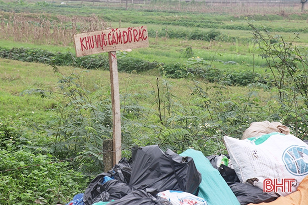 Rác chất thành “núi”, bừa bãi khắp các tuyến đường ở Thạch Liên