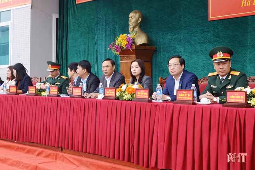 Lãnh đạo Hà Tĩnh chung vui ngày hội tòng quân với tân binh