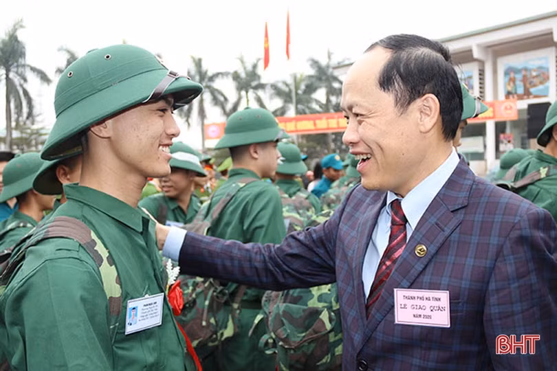 Lãnh đạo Hà Tĩnh chung vui ngày hội tòng quân với tân binh