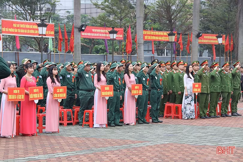 Lãnh đạo Hà Tĩnh chung vui ngày hội tòng quân với tân binh