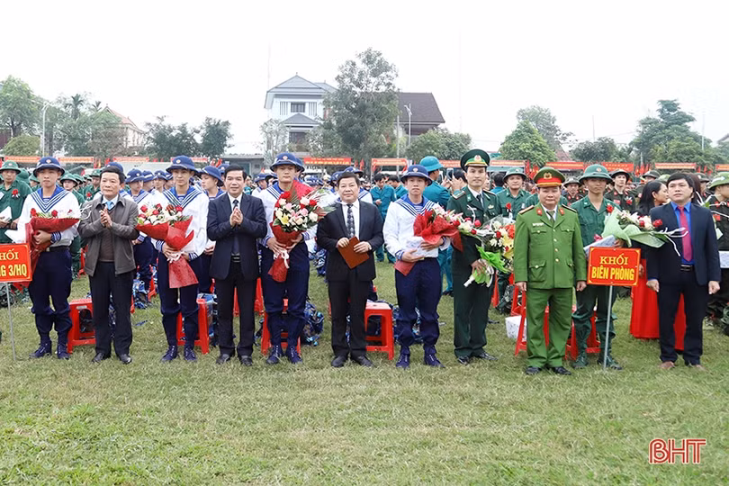 Lãnh đạo Hà Tĩnh chung vui ngày hội tòng quân với tân binh