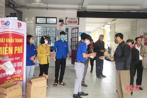 Phát 3.000 khẩu trang y tế cho người dân trên địa bàn Can Lộc