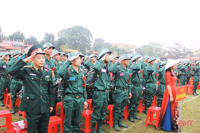 Chủ tịch UBND tỉnh tin tưởng tân binh Hà Tĩnh rèn luyện, phấn đấu, xứng đáng với truyền thống quê hương