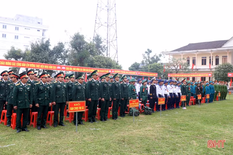 Lãnh đạo Hà Tĩnh chung vui ngày hội tòng quân với tân binh