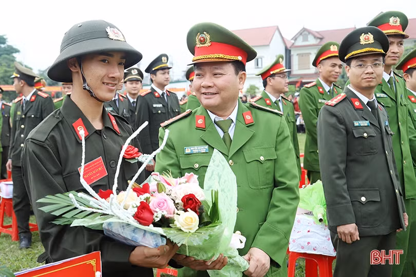 Lãnh đạo Hà Tĩnh chung vui ngày hội tòng quân với tân binh