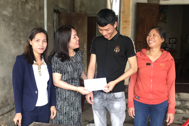 1.268 suất quà của các cấp hội phụ nữ đến với tân binh Hà Tĩnh