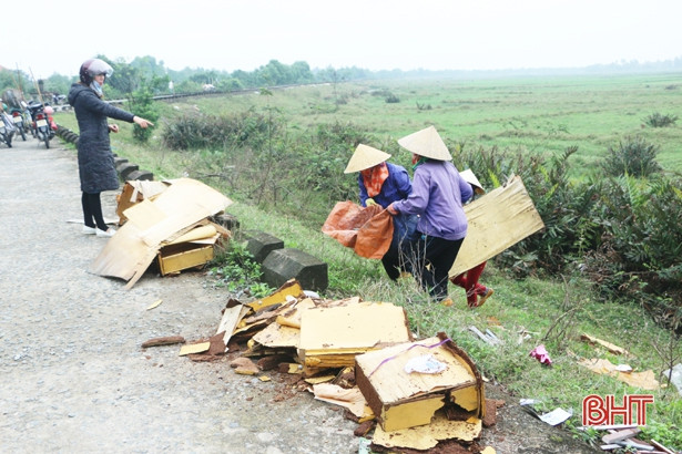 Tiếp thu vấn đề Báo Hà Tĩnh nêu, Thạch Bình tổ chức dọn rác trên đê Hữu Phủ